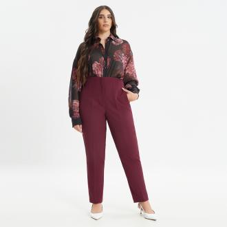 Αυτό το κομψό παντελόνι σε cigarette γραμμή αποτελεί ένα essential κομμάτι της γκαρνταρόμπας. Η ψηλόμεση εφαρμογή αναδεικνύει τα πόδια ενώ η λεπτομέρεια με ραφές στη μέση κολακεύει τη σιλουέτα καθιστώντας το ιδανικό τόσο για επαγγελματικές εμφανίσεις όσο και για κομψές βραδινές εξόδους. Φτιαγμένο από ελαστικό ύφασμα, εξασφαλίζει άνεση και ελευθερία κινήσεων χωρίς να χάνει τη φινέτσα του. ● Ελαφρύ ελαστικό ύφασμα για άνεση όλη μέρα ● Ψηλόμεσο για να κολακεύει τη σιλουέτα ● Κλασική cigarette γραμμή ● Κλείσιμο μπροστά με φερμουάρ, εσωτερικό κουμπί και μεταλλική κόπιτσα Μήκος (εσωτερική ραφή): 71,5 εκ. 89%POLYESTER 11%ELASTANE Το μοντέλο έχει ύψος 1,73 εκ. και φοράει S 