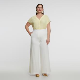  Αναβαθμίστε την γκαρνταρόμπα σας με αυτό το κλασικό wide-leg παντελόνι από κρεπ ύφασμα. Έχοντας άψογη εφαρμογή και ανάλαφρη σιλουέτα, είναι ιδανικό για επίσημες αλλά και casual εμφανίσεις. Συνδυάστε το με ένα πουκάμισο για πιο κομψό look ή με ένα χαλαρό τοπ για πιο άνετη εμφάνιση. Το ψηλόμεσο design προσθέτει μια πινελιά κομψότητας, καθιστώντας το απαραίτητο κομμάτι για κάθε περίσταση. ● Απαλό ύφασμα κρεπ για άνεση και στυλ ● Ελαστική μέση ● Ψηλόμεσο με φαρδύ μπατζάκι ● Πλαϊνές τσέπες για πρακτικότητα ● Ιδανικό για επίσημες ή smart-casual εμφανίσεις Μήκος (εσωτερική ραφή): 78 εκ. 95%POLYESTER 5%ELASTANE Το μοντέλο έχει ύψος 1,79 εκ. και φοράει S Made in Greece