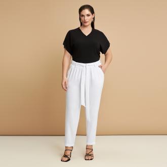 ● Πανάλαφρο κρεπ ύφασμα ● Λάστιχο %26 δέσιμο στη μέση ● Πλαϊνές τσέπες Μήκος (εσωτερική ραφή): 71 εκ 100%POLYESTER Το μοντέλο έχει ύψος 1,79 εκ. και φοράει S 