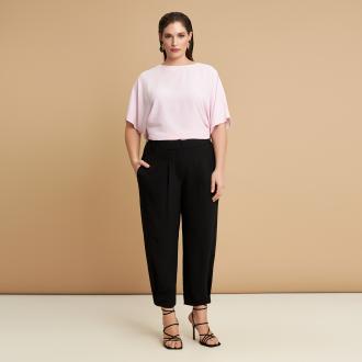 ● Πανάλαφρο κρεπ ύφασμα ● Θηλιές για ζώνη ● Τσέπες στο πλάϊ ● Πιέτες μπροστά ● Κλείσιμο με φερμουάρ και κουμπί ● Λάστιχο στη μέση πίσω Μήκος (εσωτερική ραφή): 64 εκ. 100%POLYESTER Το μοντέλο έχει ύψος 1,72 εκ. και φοράει S Made in Greece