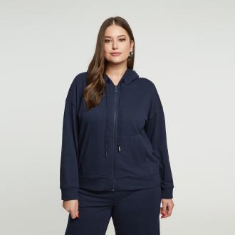  Αυτή η oversized ζακέτα με κουκούλα και φερμουάρ, σχεδιασμένη σε απαλές παστέλ αποχρώσεις, είναι ιδανική για layering, διαθέτει χαλαρή γραμμή, ρυθμιζόμενη κουκούλα και πρακτικές μπροστινές τσέπες. Κατασκευασμένη από μείγμα βαμβακιού και πολυεστέρα, είναι ιδανική για το σπίτι ή casual εμφανίσεις. Συνδυάστε τη με τζιν, κολάν ή ασορτί jogger για μια άνετη, everyday εμφάνιση. ● Μαλακό μείγμα βαμβακιού και πολυεστέρα για άνεση και αντοχή ● Oversized γραμμή με κουκούλα και μπροστινό φερμουάρ για εύκολη εφαρμογή ● Ρυθμιζόμενη κουκούλα με κορδόνια για εξατομικευμένη εφαρμογή ● Μπροστινές τσέπες τύπου καγκουρό για λειτουργικότητα και στυλ ● Διαθέσιμο σε λευκό, μπλε και ροζ Μήκος (κέντρο της πλάτης): 63 εκ 60%COTTON 40%POLYESTER Το μοντέλο έχει ύψος 1,79 εκ. και φοράει S/M Made in Greece 