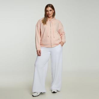  Αυτή η oversized ζακέτα με κουκούλα και φερμουάρ, σχεδιασμένη σε απαλές παστέλ αποχρώσεις, είναι ιδανική για layering, διαθέτει χαλαρή γραμμή, ρυθμιζόμενη κουκούλα και πρακτικές μπροστινές τσέπες. Κατασκευασμένη από μείγμα βαμβακιού και πολυεστέρα, είναι ιδανική για το σπίτι ή casual εμφανίσεις. Συνδυάστε τη με τζιν, κολάν ή ασορτί jogger για μια άνετη, everyday εμφάνιση. ● Μαλακό μείγμα βαμβακιού και πολυεστέρα για άνεση και αντοχή ● Oversized γραμμή με κουκούλα και μπροστινό φερμουάρ για εύκολη εφαρμογή ● Ρυθμιζόμενη κουκούλα με κορδόνια για εξατομικευμένη εφαρμογή ● Μπροστινές τσέπες τύπου καγκουρό για λειτουργικότητα και στυλ ● Διαθέσιμο σε λευκό, μπλε και ροζ Μήκος (κέντρο της πλάτης): 63 εκ 60%COTTON 40%POLYESTER Το μοντέλο έχει ύψος 1,79 εκ. και φοράει S/M Made in Greece 