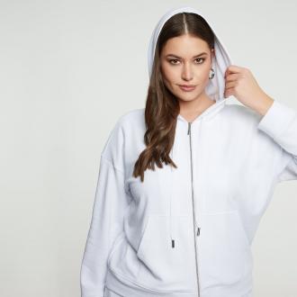  Αυτή η oversized ζακέτα με κουκούλα και φερμουάρ, σχεδιασμένη σε απαλές παστέλ αποχρώσεις, είναι ιδανική για layering, διαθέτει χαλαρή γραμμή, ρυθμιζόμενη κουκούλα και πρακτικές μπροστινές τσέπες. Κατασκευασμένη από μείγμα βαμβακιού και πολυεστέρα, είναι ιδανική για το σπίτι ή casual εμφανίσεις. Συνδυάστε τη με τζιν, κολάν ή ασορτί jogger για μια άνετη, everyday εμφάνιση. ● Μαλακό μείγμα βαμβακιού και πολυεστέρα για άνεση και αντοχή ● Oversized γραμμή με κουκούλα και μπροστινό φερμουάρ για εύκολη εφαρμογή ● Ρυθμιζόμενη κουκούλα με κορδόνια για εξατομικευμένη εφαρμογή ● Μπροστινές τσέπες τύπου καγκουρό για λειτουργικότητα και στυλ ● Διαθέσιμο σε λευκό, μπλε και ροζ Μήκος (κέντρο της πλάτης): 63 εκ 60%COTTON 40%POLYESTER Το μοντέλο έχει ύψος 1,79 εκ. και φοράει S/M Made in Greece 