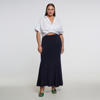 Μια κομψή προσθήκη στη συλλογή σας, αυτή η μακριά φούστα είναι από απαλό, ελαστικό ύφασμα για τέλεια εφαρμογή. Διαθέτει διακριτικά πάνελ που προσθέτουν κίνηση και αέρα σε κάθε σας βήμα — ιδανική για εμφανίσεις από το πρωί έως το βράδυ. ● Super-jersey ύφασμα για άνετη εφαρμογή με ελαστικότητα ● Μακριά γραμμή με διακριτικά ανοιγόμενα πάνελ για κομψή κίνηση ● Λάστιχο στη μέση για τέλεια εφαρμογή ● Κλασικά χρώματα — συνδυάζεται εύκολα με μοτίβα και μονόχρωμα ● Ιδανική για επίσημες και βραδινές εμφανίσεις 95%POLYESTER 5%ELASTANE Made in Greece