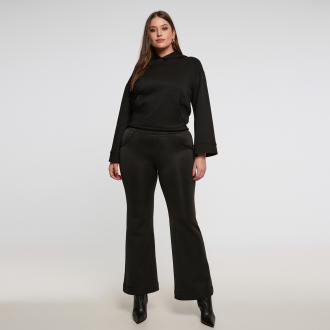 Αυτό το μαύρο παντελόνι καμπάνα συνδυάζει άνεση και στυλ με μοντέρνα, structured εφαρμογή. Το ελαστικό του ύφασμα με τη μαλακή, βελούδινη επένδυση προσφέρει ζεστασιά και κομψή αίσθηση, ιδανικό για καθημερινές αλλά και πιο προσεγμένες εμφανίσεις. Συνδύασέ το με το αντίστοιχο φούτερ για ένα σύγχρονο, total look. ● Ελαστικό ύφασμα με απαλή υφή για άνεση και ευκολία κινήσεων ● Ζεστή βελούδινη εσωτερική επένδυση ● Ρεβέρ στο τελείωμα για κομψή λεπτομέρεια ● Ψηλόμεσο σχέδιο που αναδεικνύει τη μέση ● Γραμμή καμπάνα που κολακεύει τη σιλουέτα Μήκος (εσωτερική ραφή): 82,5 εκ. 92%POLYESTER 8%ELASTANE Το μοντέλο έχει ύψος 1,80 εκ. και φοράει S Made in Greece 