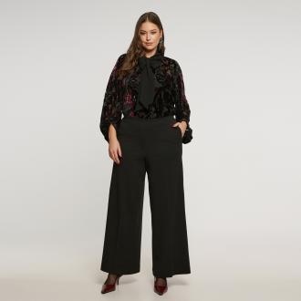 Αυτό το μαύρο κρεπ παντελόνι συνδυάζει την ανεπιτήδευτη κομψότητα με την καθημερινή άνεση. Η stylish τσάκιση και το διακριτικό λάστιχο πίσω δημιουργούν μια κολακευτική, ραφιναρισμένη σιλουέτα που ακολουθεί φυσικά τις κινήσεις του σώματος. Φτιαγμένο από luxurious κρεπ ύφασμα, αποπνέει διακριτική πολυτέλεια — ιδανικό με ένα πουκάμισο ή minimal πλεκτό για σύγχρονες, ευέλικτες εμφανίσεις. ● Απαλό κρεπ ύφασμα με εκλεπτυσμένη υφή ● Relaxed, χαλαρή γραμμή με κομψή πτώση ● Λάστιχο στο πίσω μέρος της μέσης για άνετη εφαρμογή ● Ιδανικό για κομψές εμφανίσεις από το πρωί έως το βράδυ Μήκος (εσωτερική ραφή): 80,5 εκ. 95%POLYESTER 5%ELASTANE Το μοντέλο έχει ύψος 1,80 εκ. και φοράει S Made in Greece 