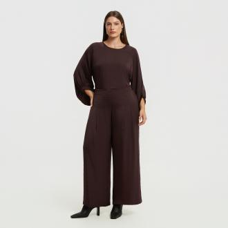 Αυτή η παντελόνα αποπνέει διακριτική πολυτέλεια και minimal αισθητική. Η ανάλαφρη υφή του σατέν προσδίδει θηλυκότητα, ενώ η φαρδιά γραμμή σε συνδυασμό με τη διακριτική ελαστικότητα στη μέση προσφέρουν ευελιξία και στυλ — ιδανική επιλογή για city looks με χαρακτήρα. ● Απαλό σατέν ύφασμα πολυεστέρα με διακριτική γυαλάδα ● Ψηλόμεση μέση με λάστιχο στο πίσω μέρος για άνεση ● Φαρδιά γραμμή για στυλ και ελευθερία κινήσεων ● Κομψές πιέτες για πιο θηλυκή σιλουέτα ● Πρακτικές πλαϊνές τσέπες ● Συνδυάζεται εύκολα για καθημερινά και βραδινά looks Μήκος (εσωτερική ραφή): 73 εκ. 100%POLYESTER Το μοντέλο έχει ύψος 1,77 εκ. και φοράει S/M Made in Greece 