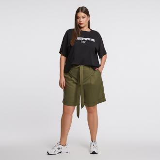 Η απόλυτη ισορροπία ανάμεσα στην άνεση και την κομψότητα, αυτή η tailored βερμούδα αποτελεί το σύγχρονο must-have του καλοκαιρινού ντυσίματος. Φτιαγμένη από δροσερό μείγμα βισκόζης και λινού, χαρίζει ανάλαφρη αίσθηση και κομψό χαρακτήρα. Η ψηλόμεση εφαρμογή κολακεύει τη σιλουέτα, ενώ η ζώνη που δένει μπροστά προσθέτει διακριτική κομψότητα. Η ιδανική επιλογή για city looks, καλοκαιρινές εξόδους ή και πιο επίσημες εμφανίσεις. ● Δροσερό Μείγμα Βισκόζης-Λινού – Φυσική υφή με refined αισθητική ● Tailored Γραμμή Βερμούδας – Κομψή και σταθερή εφαρμογή ● Ζώνη στη Μέση – Διακριτικό twist με σοφιστικέ χαρακτήρα ● Ανάλαφρο Ύφασμα – Ιδανικό για ζεστές ημέρες στην πόλη ή στο νησί Μήκος (εσωτερική ραφή): 24 εκ. 62%VISCOSE 38%LINEN Το μοντέλο έχει ύψος 1,80 εκ. και φοράει S/Μ Made in Greece 