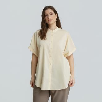  Απλό μπροστά, εντυπωσιακό πίσω. Αυτό το κοντομάνικο πουκάμισο συνδυάζει τη minimal αισθητική με έναν λαμπερό χαρακτήρα, χάρη στη διακόσμηση 