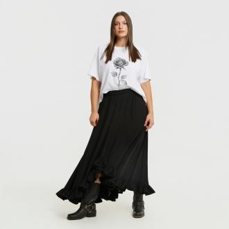  Απογειώστε το στυλ σας με αυτή την αέρινη μακριά φούστα με βολάν, ένα must-have κομμάτι για κάθε γκαρνταρόμπα. Σχεδιασμένη για να προσφέρει ανάλαφρη και κομψή σιλουέτα, διαθέτει λεπτομέρειες με βολάν που προσθέτουν κίνηση και ρομαντισμό σε κάθε σας βήμα. Η ελαστική μέση εξασφαλίζει άνεση και τέλεια εφαρμογή, επιτρέποντάς σας να τη φοράτε από το πρωί μέχρι το βράδυ. Ιδανική για χαλαρές αλλά και πιο επίσημες εμφανίσεις, συνδυάζεται υπέροχα με εφαρμοστά τοπ, πουκάμισα ή ακόμα και ένα σακάκι για μια πιο σοφιστικέ πινελιά. Είτε τη φορέσετε με τακούνια για μια βραδινή έξοδο είτε με flats για ένα chic καθημερινό look, αυτή η φούστα είναι η επιτομή της κομψότητας και της θηλυκότητας. ● Μακριά Αέρινη Γραμμή: Δημιουργεί κομψή και ανάλαφρη σιλουέτα ● Λεπτομέρειες με Βολάν: Προσθέτουν κίνηση και ρομαντική αίσθηση ● Ελαστική Μέση: Εξασφαλίζει άνεση και τέλεια εφαρμογή ● Ευέλικτο Στυλ: Ιδανική για casual, βραδινές ή ιδιαίτερες περιστάσεις ● Διαχρονική Κομψότητα: Must-have κομμάτι για κάθε στιλάτη γκαρνταρόμπα Μήκος: 99 εκ 100%POLYESTER Το μοντέλο έχει ύψος 1,77 εκ. και φοράει O/S Made in Greece 