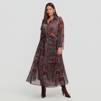 Μια ονειρική μίντι φούστα με boho-chic χαρακτήρα, φτιαγμένη από ελαφρύ εμπριμέ πολυεστέρα και εσωτερική επένδυση για άνεση και κάλυψη. Το σχέδιο με βολάν χαρίζει κίνηση και ανεπιτήδευτη χάρη, ιδανική για casual εμφανίσεις, βραδινές εξόδους ή ως σετ με την αντίστοιχη μπλούζα για εντυπωσιακό look. ● Αέρινος πολυεστέρας με απαλή εσωτερική επένδυση ● Ιδιαίτερο all-over print σε πλούσιους τόνους ● Σχέδιο με βολάν για effortless κίνηση ● Μήκος maxi, ιδανικό από το πρωί έως το βράδυ ● Άνετη εφαρμογή με θηλυκή κομψότητα Μήκος: 107 εκ 100%POLYESTER Το μοντέλο έχει ύψος 1,80 εκ. και φοράει S/M Made in Greece 