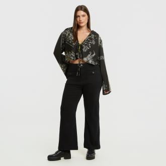 Αναβαθμίστε το casual στυλ σας με αυτό το μοντέρνο μαύρο τζιν σε γραμμή bootcut. Η ψηλόμεση εφαρμογή και οι μπροστινές τσέπες με κουμπί προσφέρουν πρακτικότητα και στιλ, ενώ η διακριτική καμπάνα στο τελείωμα αναδεικνύει κάθε σιλουέτα. ● Από υψηλής ποιότητας ύφασμα με βαμβάκι και ελαστάνη για άνεση και ελαστικότητα ● Γραμμή bootcut που κολακεύει τη σιλουέτα ● Ψηλόμεσο για σμίλευση της μέσης ● Εντυπωσιακές μπροστινές τσέπες με κουμπί ● Ελαστική εφαρμογή για άνεση όλη μέρα ● Κλείσιμο με φερμουάρ και κουμπί ● Κομψό μαύρο χρώμα – ιδανικό για κάθε περίσταση Μήκος (εσωτερική ραφή): 79 εκ. 92.5%COT 4%POL 3.5%EL Το μοντέλο έχει ύψος 1,77 εκ. και φοράει S Made in Turkey