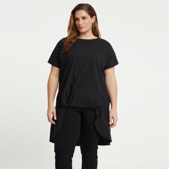 Μια σύγχρονη εκδοχή του κλασικού t-shirt, που συνδυάζει βαμβάκι και ποπλίνα και λεπτομέρειες που του δίνουν αναβαθμισμένο χαρακτήρα. Το ασύμμετο πίσω μέρος προσφέρει κάλυψη, ενώ το ρυθμιζόμενο δέσιμο μπροστά επιτρέπει styling είτε πιο εφαρμοστό, είτε χαλαρό. Ένα δυναμικό κομμάτι για άνετες αλλά εντυπωσιακές εμφανίσεις. ● Έξυπνος συνδυασμός βαμβακιού και ποπλίνας με μοντέρνα clean αισθητική ● Ρυθμιζόμενο κορδόνι μπροστά για άψογη εφαρμογή ● Ασύμμετρο πίσω τελείωμα που κολακεύει ● Minimal λαιμόκοψη και κοντά μανίκια για city–ready styling ● Ανάλαφρη υφή ιδανική για ανοιξιάτικες και καλοκαιρινές εμφανίσεις ● Σε λευκό, χακί και μαύρο — διαχρονικές αποχρώσεις που ταιριάζουν με τα πάντα Μήκος (κέντρο της πλάτης): 97,5 cm 100%COTTON Το μοντέλο έχει ύψος 1,80 εκ. και φοράει Ο/S 