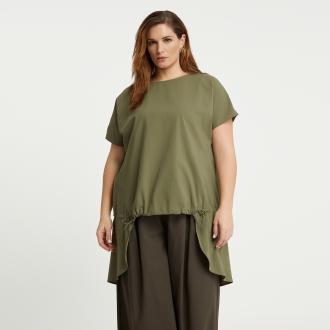Μια σύγχρονη εκδοχή του κλασικού t-shirt, που συνδυάζει βαμβάκι και ποπλίνα και λεπτομέρειες που του δίνουν αναβαθμισμένο χαρακτήρα. Το ασύμμετο πίσω μέρος προσφέρει κάλυψη, ενώ το ρυθμιζόμενο δέσιμο μπροστά επιτρέπει styling είτε πιο εφαρμοστό, είτε χαλαρό. Ένα δυναμικό κομμάτι για άνετες αλλά εντυπωσιακές εμφανίσεις. ● Έξυπνος συνδυασμός βαμβακιού και ποπλίνας με μοντέρνα clean αισθητική ● Ρυθμιζόμενο κορδόνι μπροστά για άψογη εφαρμογή ● Ασύμμετρο πίσω τελείωμα που κολακεύει ● Minimal λαιμόκοψη και κοντά μανίκια για city–ready styling ● Ανάλαφρη υφή ιδανική για ανοιξιάτικες και καλοκαιρινές εμφανίσεις ● Σε λευκό, χακί και μαύρο — διαχρονικές αποχρώσεις που ταιριάζουν με τα πάντα Μήκος (κέντρο της πλάτης): 97,5 cm 100%COTTON Το μοντέλο έχει ύψος 1,80 εκ. και φοράει Ο/S 