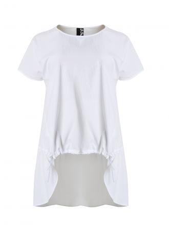 Μια σύγχρονη εκδοχή του κλασικού t-shirt, που συνδυάζει βαμβάκι και ποπλίνα και λεπτομέρειες που του δίνουν αναβαθμισμένο χαρακτήρα. Το ασύμμετο πίσω μέρος προσφέρει κάλυψη, ενώ το ρυθμιζόμενο δέσιμο μπροστά επιτρέπει styling είτε πιο εφαρμοστό, είτε χαλαρό. Ένα δυναμικό κομμάτι για άνετες αλλά εντυπωσιακές εμφανίσεις. ● Έξυπνος συνδυασμός βαμβακιού και ποπλίνας με μοντέρνα clean αισθητική ● Ρυθμιζόμενο κορδόνι μπροστά για άψογη εφαρμογή ● Ασύμμετρο πίσω τελείωμα που κολακεύει ● Minimal λαιμόκοψη και κοντά μανίκια για city–ready styling ● Ανάλαφρη υφή ιδανική για ανοιξιάτικες και καλοκαιρινές εμφανίσεις ● Σε λευκό, χακί και μαύρο — διαχρονικές αποχρώσεις που ταιριάζουν με τα πάντα Μήκος (κέντρο της πλάτης): 97,5 cm 100%COTTON Το μοντέλο έχει ύψος 1,80 εκ. και φοράει Ο/S 