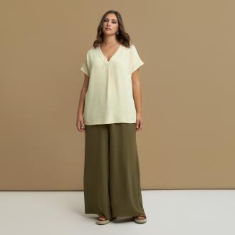 Ανακαλύψτε την effortless κομψότητα με αυτή τη μπλούζα V από την Essential Συλλογή. Οι απαλές της πτυχώσεις και η στυλάτη μπροστινή πιέτα προσφέρουν ένα προσεγμένο look ιδανικό για το γραφείο ή την καθημερινότητα. Με πολλές διαθέσιμες αποχρώσεις και άνετα κοντά μανίκια, αποτελεί ένα ευέλικτο must-have για κάθε γκαρνταρόμπα.   ● Απαλό, ελαφρύ κρεπ ύφασμα ιδανικό για καθημερινές και επαγγελματικές εμφανίσεις ● Κομψή V λαιμόκοψη που κολακεύει και αναδεικνύει τη σιλουέτα ● Μπροστινή πιέτα που προσθέτει κίνηση και διακριτική κομψότητα ● Κοντά μανίκια για άνεση και στυλ ● Διαθέσιμη σε πολλές αποχρώσεις για εύκολους συνδυασμούς   Μήκος (κέντρο της πλάτης): 69 cm 100%POLYESTER Το μοντέλο έχει ύψος 1,77 εκ. και φοράει S/Μ   Διαστάσεις μοντέλου Στήθος: 101 cmΜέση: 82 cmΓοφοί: 113 cm