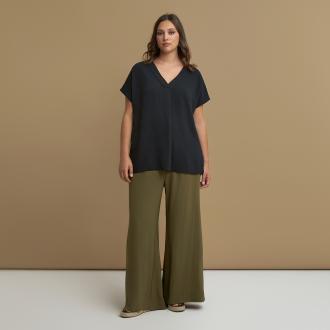 Ανακαλύψτε την effortless κομψότητα με αυτή τη μπλούζα V από την Essential Συλλογή. Οι απαλές της πτυχώσεις και η στυλάτη μπροστινή πιέτα προσφέρουν ένα προσεγμένο look ιδανικό για το γραφείο ή την καθημερινότητα. Με πολλές διαθέσιμες αποχρώσεις και άνετα κοντά μανίκια, αποτελεί ένα ευέλικτο must-have για κάθε γκαρνταρόμπα.   ● Απαλό, ελαφρύ κρεπ ύφασμα ιδανικό για καθημερινές και επαγγελματικές εμφανίσεις ● Κομψή V λαιμόκοψη που κολακεύει και αναδεικνύει τη σιλουέτα ● Μπροστινή πιέτα που προσθέτει κίνηση και διακριτική κομψότητα ● Κοντά μανίκια για άνεση και στυλ ● Διαθέσιμη σε πολλές αποχρώσεις για εύκολους συνδυασμούς   Μήκος (κέντρο της πλάτης): 69 cm 100%POLYESTER Το μοντέλο έχει ύψος 1,77 εκ. και φοράει S/Μ   Διαστάσεις μοντέλου Στήθος: 101 cmΜέση: 82 cmΓοφοί: 113 cm