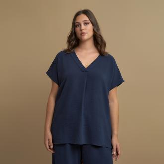 Ανακαλύψτε την effortless κομψότητα με αυτή τη μπλούζα V από την Essential Συλλογή. Οι απαλές της πτυχώσεις και η στυλάτη μπροστινή πιέτα προσφέρουν ένα προσεγμένο look ιδανικό για το γραφείο ή την καθημερινότητα. Με πολλές διαθέσιμες αποχρώσεις και άνετα κοντά μανίκια, αποτελεί ένα ευέλικτο must-have για κάθε γκαρνταρόμπα.   ● Απαλό, ελαφρύ κρεπ ύφασμα ιδανικό για καθημερινές και επαγγελματικές εμφανίσεις ● Κομψή V λαιμόκοψη που κολακεύει και αναδεικνύει τη σιλουέτα ● Μπροστινή πιέτα που προσθέτει κίνηση και διακριτική κομψότητα ● Κοντά μανίκια για άνεση και στυλ ● Διαθέσιμη σε πολλές αποχρώσεις για εύκολους συνδυασμούς   Μήκος (κέντρο της πλάτης): 69 cm 100%POLYESTER Το μοντέλο έχει ύψος 1,77 εκ. και φοράει S/Μ   Διαστάσεις μοντέλου Στήθος: 101 cmΜέση: 82 cmΓοφοί: 113 cm