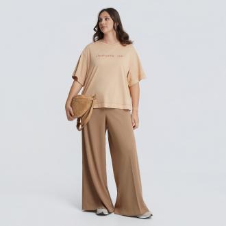 Casual αλλά γεμάτο χαρακτήρα, αυτό το βαμβακερό boxy T-shirt προσθέτει σύγχρονο στιλ στις καθημερινές εμφανίσεις. Η χαλαρή γραμμή και το logo “Charismatic You” δημιουργούν ένα μοντέρνο, δυναμικό look που ταιριάζει εύκολα σε κάθε σύνολο. ● Ύφασμα από 100% βαμβάκι για φυσική άνεση και διαπνοή ● Σύγχρονη boxy γραμμή για χαλαρή και μοντέρνα σιλουέτα ● Logo “Charismatic You” που δίνει statement χαρακτήρα ● Απαλή και ελαφριά αίσθηση, ιδανική για καθημερινή χρήση ● Συνδυάζεται εύκολα με τζιν, φούστες ή υφασμάτινα παντελόνια Μήκος (κέντρο της πλάτης): 60 εκ 100%COTTON Το μοντέλο έχει ύψος 1,77 εκ. και φοράει O/S Διαστάσεις μοντέλου Στήθος: 101 cmΜέση: 82 cmΓοφοί: 113 cm
