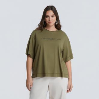 Casual αλλά γεμάτο χαρακτήρα, αυτό το βαμβακερό boxy T-shirt προσθέτει σύγχρονο στιλ στις καθημερινές εμφανίσεις. Η χαλαρή γραμμή και το logo “Charismatic You” δημιουργούν ένα μοντέρνο, δυναμικό look που ταιριάζει εύκολα σε κάθε σύνολο. ● Ύφασμα από 100% βαμβάκι για φυσική άνεση και διαπνοή ● Σύγχρονη boxy γραμμή για χαλαρή και μοντέρνα σιλουέτα ● Logo “Charismatic You” που δίνει statement χαρακτήρα ● Απαλή και ελαφριά αίσθηση, ιδανική για καθημερινή χρήση ● Συνδυάζεται εύκολα με τζιν, φούστες ή υφασμάτινα παντελόνια Μήκος (κέντρο της πλάτης): 60 εκ 100%COTTON Το μοντέλο έχει ύψος 1,77 εκ. και φοράει O/S Διαστάσεις μοντέλου Στήθος: 101 cmΜέση: 82 cmΓοφοί: 113 cm