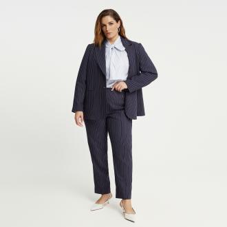 Το μπλε ριγέ cigarette παντελόνι συνδυάζει μοντέρνο tailoring και άνετη κομψότητα. Το ρέγιόν προσφέρει ρευστή αίσθηση και όμορφη εφαρμογή, ενώ το πίσω λάστιχο χαρίζει πρακτικότητα χωρίς να χάνει τη γραμμή του. Ολοκληρώστε το look με το ασορτί γιλέκο για ένα διαχρονικά στιλάτο σύνολο. ● Κομψό μπλε ριγέ μοτίβο που χαρίζει εκλεπτυσμένη, επιμηκυμένη σιλουέτα ● Λιτή γραμμή cigarette που αναδεικνύει τη σιλουέτα με διακριτική κομψότητα ● Ανάλαφρη αίσθηση χάρη στο ρεγιόν ύφασμα ● Πίσω λάστιχο στη μέση που συνδυάζει άνεση και άψογο tailoring ● Versatile κομμάτι που ταιριάζει τόσο σε chic καθημερινά σύνολα όσο και σε πιο επίσημες εμφανίσεις ● Ιδανικός συνδυασμός με το ασορτί γιλέκο για ένα σύγχρονο, ολοκληρωμένο look Μήκος (εσωτερική ραφή): 77,5 εκ. 90%VISCOSE 10%POLYESTER Το μοντέλο έχει ύψος 1,79 εκ. και φοράει S Made in Greece