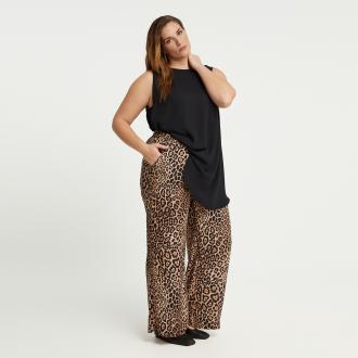 Αυτή η σατέν wide-leg παντελόνα με animal print μοτίβο συνδυάζει πολυτέλεια και δυναμικό στυλ. Η silky της αίσθηση και το άνετο λάστιχο στη μέση προσφέρουν άνεση χωρίς να χάνει την κομψότητά του, ενώ το ασορτί πουκάμισο δημιουργεί ένα statement total look που τραβά όλα τα βλέμματα. ● Πολυτελές σατέν ύφασμα που αγκαλιάζει το σώμα με ανάλαφρες πτυχώσεις ● Εντυπωσιακό animal print που χαρίζει δυναμισμό και fashion-forward χαρακτήρα ● Φαρδιά γραμμή για άνεση και σύγχρονη κομψότητα ● Λάστιχο στη μέση για άνετη εφαρμογή με προσεγμένο tailoring ● Ιδανική για εμφανίσεις από το πρωί μέχρι το βράδυ, από casual chic έως πιο statement looks ● Ταιριάζει τέλεια με το ασορτί animal-print πουκάμισο για ολοκληρωμένο, εντυπωσιακό σύνολο Μήκος (εσωτερική ραφή): 76,5 εκ. 100%POLYESTER Το μοντέλο έχει ύψος 1,79 εκ. και φοράει S Made in Greece 