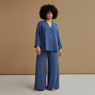 Ένα διαχρονικό κομμάτι από τη συλλογή Essential, αυτό το πουκάμισο με V-λαιμόκοψη είναι σχεδιασμένο για άνεση και ευκολία. Το ύφασμα που δεν χρειάζεται σιδέρωμα χαρίζει πρακτικότητα και κομψότητα σε κάθε περίσταση. Οικονομικό, εύχρηστο και στυλάτο – το απόλυτο καθημερινό must-have. ● Από ανάλαφρο airwashed κρεπ ύφασμα για εύκολη φροντίδα ● Άνετη γραμμή με κομψή V-λαιμόκοψη ● Κουμπιά μπροστά σε minimal ύφος ● Από τη συλλογή Essentials: υψηλή ποιότητα σε προσιτή τιμή Μήκος (κέντρο της πλάτης): strong>: 75 εκ. 100% POLYESTER Το μοντέλο έχει ύψος 1,70 εκ. και φοράει Ο/S 