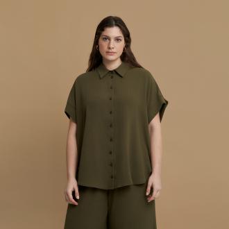 Ένα σύγχρονο κομμάτι από τη συλλογή Essential, αυτό το κοντομάνικο πουκάμισο με στρογγυλό τελείωμα συνδυάζει άνεση και κομψότητα στην καθημερινότητα. Φτιαγμένο από airwashed κρεπ που δεν χρειάζεται σιδέρωμα, διαθέτει χαλαρή γραμμή και αέρινη γραμμή που κολακεύει το σώμα και προσαρμόζεται εύκολα σε κάθε styling. Ιδανικό για να φορεθεί μόνο του ή σε layering, από το πρωί έως το βράδυ.   ● Ανάλαφρο, αέρινο airwashed κρεπ για εύκολη φροντίδα ● Χαλαρή γραμμή με καμπυλωτό τελείωμα για κομψό αποτέλεσμα ● Κοντά μανίκια για άνετο καλοκαιρινό styling ● Καθαρό, minimal σχέδιο για καθημερινή ευελιξία ● Από τη συλλογή Essentials: πρακτικό, στυλάτο και προσιτό   Μήκος (κέντρο της πλάτης): 78,5 εκ. 100% POLYESTER Το μοντέλο έχει ύψος 1,77 εκ. και φοράει S/M