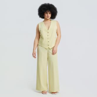 Αυτό το ριγέ γιλέκο προσθέτει σύγχρονη tailoring αισθητική στο καθημερινό ντύσιμο. Φοριέται μόνο του για ένα fashion-forward αποτέλεσμα ή πάνω από πουκάμισα και φορέματα για ανεπιτήδευτη κομψότητα. Συνδυάζεται ιδανικά με το ασορτί παντελόνι για ένα σύγχρονο σετ. ● Ελαφρύ ύφασμα, ιδανικό για ανοιξιάτικο και καλοκαιρινό layering ● Διαχρονικό ριγέ μοτίβο με κομψή αισθητική ● Κομψό ριγέ σχέδιο με tailored αισθητική ● V λαιμόκοψη με κουμπιά μπροστά ● Δομημένη γραμμή που αναδεικνύει τη σιλουέτα ● Ευέλικτο κομμάτι που αναβαθμίζει casual και πιο επίσημες εμφανίσεις Μήκος (κέντρο της πλάτης): 55 εκ 72%POLYESTER 23%VISCOSE 5%ELASTANE Το μοντέλο έχει ύψος 1,70 εκ. και φοράει S/Μ 