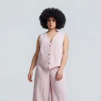 Αυτό το ριγέ γιλέκο προσθέτει σύγχρονη tailoring αισθητική στο καθημερινό ντύσιμο. Φοριέται μόνο του για ένα fashion-forward αποτέλεσμα ή πάνω από πουκάμισα και φορέματα για ανεπιτήδευτη κομψότητα. Συνδυάζεται ιδανικά με το ασορτί παντελόνι για ένα σύγχρονο σετ. ● Ελαφρύ ύφασμα, ιδανικό για ανοιξιάτικο και καλοκαιρινό layering ● Διαχρονικό ριγέ μοτίβο με κομψή αισθητική ● Κομψό ριγέ σχέδιο με tailored αισθητική ● V λαιμόκοψη με κουμπιά μπροστά ● Δομημένη γραμμή που αναδεικνύει τη σιλουέτα ● Ευέλικτο κομμάτι που αναβαθμίζει casual και πιο επίσημες εμφανίσεις Μήκος (κέντρο της πλάτης): 55 εκ 72%POLYESTER 23%VISCOSE 5%ELASTANE Το μοντέλο έχει ύψος 1,70 εκ. και φοράει S/Μ 