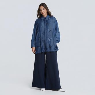 Δώστε λάμψη στις καθημερινές σας εμφανίσεις με αυτό το τζιν πουκάμισο με διακριτικό κέντημα παγιέτας. Το απαλό ύφασμα και η άνετη γραμμή προσφέρουν effortless κομψότητα, ενώ οι λαμπερές λεπτομέρειες ανανεώνουν το κλασικό denim με μια σύγχρονη, fashion πινελιά. ● Ελαφρύ και άνετο ύφασμα denim με βισκόζη ● Διακοσμητικό κέντημα με παγιέτες για ιδιαίτερο χαρακτήρα ● Άνετη γραμμή για εύκολο και κομψό styling ● Κλασικό κούμπωμα με κουμπιά για ευέλικτη εφαρμογή ● Συνδυάζεται ιδανικά με τζιν, υφασμάτινα παντελόνια ή φούστες Μήκος (κέντρο της πλάτης): 80,5 cm 40%VISCOSE 60%POLYESTER Το μοντέλο έχει ύψος 1,77 εκ. και φοράει S/M Διαστάσεις μοντέλου Στήθος: 101 cmΜέση: 82 cmΓοφοί: 113 cm 