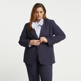 Αυτό το tailored ριγέ σακάκι αποπνέει σύγχρονη κομψότητα, με καθαρές γραμμές και απαλή δομή που αγκαλιάζει όμορφα τη σιλουέτα. Φτιαγμένο από απαλή βισκόζη με το ασορτί cigarette παντελόνι, προσφέρει polished αποτέλεσμα χωρίς να στερεί την άνεση. Φορεμένο ως total look ή μόνο του, δίνει μια αίσθηση διακριτικής πολυτέλειας σε κάθε εμφάνιση. ● Κομψό ριγέ μοτίβο που αναδεικνύει τη λιτή, επιμήκη γραμμή του σακακιού ● Βισκόζη με απαλή υφή και κομψή εφαρμογή ● Structured ώμοι που χαρίζουν σύγχρονη, δυναμική σιλουέτα ● Μονόκουμπο κλείσιμο για καθαρό, modern tailoring ● Μακριά μανίκια με προσεγμένο τελείωμα για timeless κομψότητα ● Ιδανικό για office chic looks, βραδινά σύνολα ή elegant εμφανίσεις ● Συνδυάζεται άψογα με το ασορτίcigarette παντελόνι για ολοκληρωμένο, high-fashion coordinated set Μήκος (κέντρο της πλάτης): 72 cm 90%VISCOSE 10%POLYESTER Το μοντέλο έχει ύψος 1,79 εκ. και φοράει S/M Made in Greece 