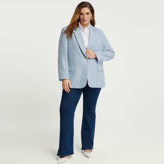Το tweed σακάκι με houndstooth μοτίβο αποπνέει διαχρονική κομψότητα με μια σύγχρονη, φρέσκια αισθητική. Η απαλή δομή του, η φίνα υφή του υφάσματος και η δροσερή μπλε απόχρωση δημιουργούν ένα κομμάτι που αναβαθμίζει κάθε εμφάνιση—είτε συνδυαστεί με τζιν για ανεπιτήδευτο chic, είτε με το ασορτί παντελόνι για ένα ολοκληρωμένο, polished σύνολο. ● Κλασικό houndstooth tweed σε μοντέρνα, ανάλαφρη μπλε απόχρωση ● Απαλή, διακριτική δομή που κολακεύει τη σιλουέτα ● Μονόκουμπο κλείσιμο με κομψό μεταλλικό κουμπί ● Μπροστινές τσέπες με καπάκι για sartorial λεπτομέρεια ● Ελαφριά φόδρα για άνεση και εύκολο layering όλες τις εποχές ● Ιδανικό για καθημερινά elevated looks, office chic ή κομψές weekend εμφανίσεις ● Ταιριάζει άψογα με ασορτί κομμάτια για refined monochromatic σύνολο Μήκος (κέντρο της πλάτης): 74 cm 100%POLYESTER Το μοντέλο έχει ύψος 1,79 εκ. και φοράει S/M Made in Greece 