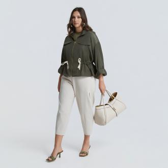 Μια σύγχρονη εκδοχή του utility style, αυτό το jacket με σατέν υφή συνδυάζει δομή και απαλότητα, ιδανικό για layering και για να αναβαθμίσει τις καθημερινές εμφανίσεις με διακριτική κομψότητα. ● Ελαφρύ jacket με απαλή ελαφρώς γυαλιστερή υφή ● Ψηλός λαιμός με μπροστινό φερμουάρ σε χρυσή απόχρωση ● Άνετη γραμμή με ρυθμιζόμενο κορδόνι στη μέση ● Τσέπες με καπάκι στο στήθος σε utility ύφος ● Δομημένη γραμμή που αναδεικνύει τη σιλουέτα ● Μακριά μανίκια για ευέλικτο styling Μήκος (κέντρο της πλάτης): 64 εκ 100%POLYESTER Το μοντέλο έχει ύψος 1,77 εκ. και φοράει O/S Διαστάσεις μοντέλου Στήθος: 101 cmΜέση: 82 cmΓοφοί: 113 cm