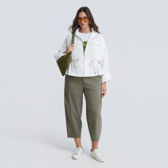 Μια σύγχρονη εκδοχή του utility style, αυτό το jacket με σατέν υφή συνδυάζει δομή και απαλότητα, ιδανικό για layering και για να αναβαθμίσει τις καθημερινές εμφανίσεις με διακριτική κομψότητα. ● Ελαφρύ jacket με απαλή ελαφρώς γυαλιστερή υφή ● Ψηλός λαιμός με μπροστινό φερμουάρ σε χρυσή απόχρωση ● Άνετη γραμμή με ρυθμιζόμενο κορδόνι στη μέση ● Τσέπες με καπάκι στο στήθος σε utility ύφος ● Δομημένη γραμμή που αναδεικνύει τη σιλουέτα ● Μακριά μανίκια για ευέλικτο styling Μήκος (κέντρο της πλάτης): 64 εκ 100%POLYESTER Το μοντέλο έχει ύψος 1,77 εκ. και φοράει O/S Διαστάσεις μοντέλου Στήθος: 101 cmΜέση: 82 cmΓοφοί: 113 cm