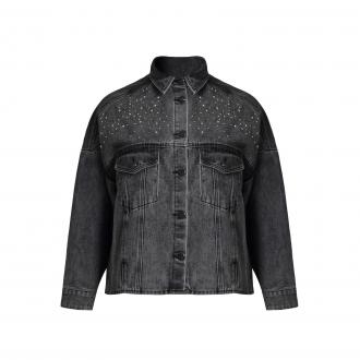  Denim jacket από βαμβακερό μείγμα, διακοσμημένο με strass που προσθέτουν λάμψη και fashion χαρακτήρα σε μια διαχρονική γραμμή. ● Relaxed γραμμή ιδανική για effortless layering ● Strass λεπτομέρειες για διακριτική λάμψη και statement αισθητική ● Κουμπωτό μπροστινό μέρος με κλασικό denim ύφος ● Δομημένος γιακάς για καθαρό, polished αποτέλεσμα ● Τσέπες στο στήθος με utility χαρακτήρα ● Soft washed denim υφή για άνεση και elevated casual στυλ Μήκος (κέντρο της πλάτης): .. cm 90%COTTON 10%POLYESTER 