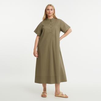 Minimal και διαχρονικό, αυτό το βαμβακερό σεμιζιέ φόρεμα προσφέρει άνεση με διακριτική κομψότητα. Φτιαγμένο από 100% βαμβάκι, διαθέτει μάο γιακά, κοντά μανίκια και χαλαρή midi γραμμή που αγκαλιάζει φυσικά το σώμα. Ιδανικό για εμφανίσεις από το πρωί έως το βράδυ. ● 100% βαμβακερό ύφασμα για απαλή δροσερή αίσθηση ● Μίνιμαλ μάο γιακάς με κουμπιά μπροστά ● Χαλαρή midi γραμμή για άνετη εφαρμογή ● Κοντά μανίκια, ιδανικά για ζεστές μέρες ● Καθαρό, διαχρονικό design για καθημερινό styling Μήκος (κέντρο της πλάτης): strong>: 133,5 εκ. 100%COTTON Το μοντέλο έχει ύψος 1,80 εκ. και φοράει S/M Made in Greece