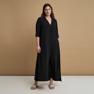 Ένα διαχρονικό κομμάτι από τη συλλογή Essential Collection, αυτό το maxi φόρεμα συνδυάζει ανεπιτήδευτη κομψότητα και καθημερινή άνεση. Κατασκευασμένο από εύχρηστο airwashed crepe, διαθέτει κολακευτικό V ντεκολτέ και κομψά μανίκια 3/4 που προσφέρουν διακριτική κάλυψη διατηρώντας την ανάλαφρη, ρευστή γραμμή του. Σχεδιασμένο για ευέλικτο styling, μεταβαίνει εύκολα από τις καθημερινές εμφανίσεις σε πιο προσεγμένα βραδινά σύνολα. ● Ανάλαφρο airwashed crepe για εύκολη φροντίδα ● Κολακευτικό V ντεκολτέ που αναδεικνύει τη θηλυκή σιλουέτα ● Κομψά μανίκια 3/4 για άνεση και διαχρονική φινέτσα ● Ρευστή maxi γραμμή που χαρίζει φυσική κίνηση ● Minimal σχεδιασμός ιδανικός για καθημερινό styling ● Μέρος της Essential Collection: πρακτική, διαχρονική και προσιτή Μήκος (κέντρο της πλάτης): 134 cm 100%POLYESTER Το μοντέλο έχει ύψος 1,77 εκ. και φοράει S/M 