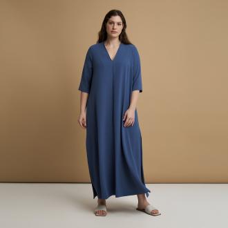 Ένα διαχρονικό κομμάτι από τη συλλογή Essential Collection, αυτό το maxi φόρεμα συνδυάζει ανεπιτήδευτη κομψότητα και καθημερινή άνεση. Κατασκευασμένο από εύχρηστο airwashed crepe, διαθέτει κολακευτικό V ντεκολτέ και κομψά μανίκια 3/4 που προσφέρουν διακριτική κάλυψη διατηρώντας την ανάλαφρη, ρευστή γραμμή του. Σχεδιασμένο για ευέλικτο styling, μεταβαίνει εύκολα από τις καθημερινές εμφανίσεις σε πιο προσεγμένα βραδινά σύνολα. ● Ανάλαφρο airwashed crepe για εύκολη φροντίδα ● Κολακευτικό V ντεκολτέ που αναδεικνύει τη θηλυκή σιλουέτα ● Κομψά μανίκια 3/4 για άνεση και διαχρονική φινέτσα ● Ρευστή maxi γραμμή που χαρίζει φυσική κίνηση ● Minimal σχεδιασμός ιδανικός για καθημερινό styling ● Μέρος της Essential Collection: πρακτική, διαχρονική και προσιτή Μήκος (κέντρο της πλάτης): 134 cm 100%POLYESTER Το μοντέλο έχει ύψος 1,77 εκ. και φοράει S/M 