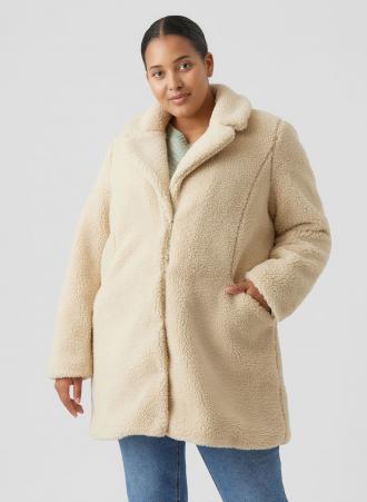 Teddy coat σε ιβουάρ χρώμα, με κουμπιά και μπροστινές τσέπες. Το πιο χουχουλιάρικο και στυλάτο πανωφόρι της σεζόν που δεν πρέπει να λείπει από την γκαρνταρόμπα σας!