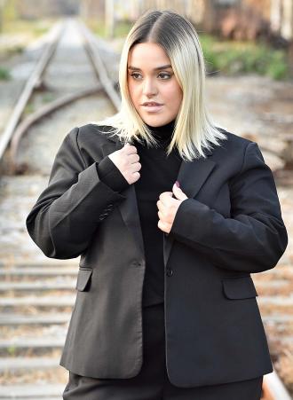 Σακάκι blazer σε μαύρο χρώμα με ένα κουμπί και δύο τσέπες. Συνδυάστε με μαύρο παντελόνι και λευκό t-shirt για μια απόλυτα στυλάτη εμφάνιση!