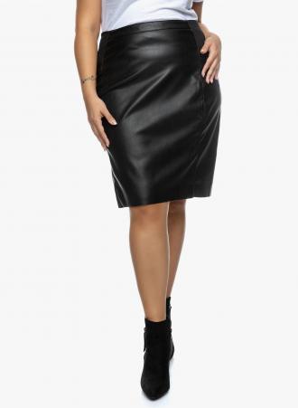 Μίντι φούστα δερματίνης σε μαύρο χρώμα με ελαστική μέση. Έχει άψογη εφαρμογή και συνδυάζεται άψογα με κάθε σας outfit! 