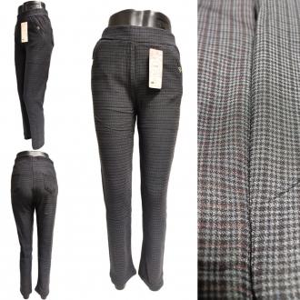 Γυναικείο παντελόνι Plus Size με διακοσμητικές τσέπες plus size. Το παντελόνι είναι άνετο, ελαστικό και ζεστό, ιδανικό για τον χειμώνα. Μπλε σκούρο με μπλε λεπτές ρίγες. Το παντελόνι έχει ψηλή, ενισχυμένη μέση, - μέση: φαρδιά και ελαστικό καουτσούκ, - τα παντελόνια είναι χωρίς κούμπωμα, - ανά τσέπες: χρυσά στολίδια, τα στολίδια μπορεί να διαφέρουν από αυτά της φωτογραφίας, - 4 τσέπες, - παντελόνι ελαστικό περίπου 12 cm, Υλικό: 75% πολυεστέρας, 15% βισκόζη, 10% ελαστάνη