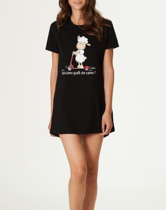 Γυναικεία νυχτικό τύπου t-shirt, σε άνετη γραμμή, κοντομάνικο, με στρογγυλή λαιμόκοψη και τύπωμα στάμπα μπροστά. (Σύνθεση: Βαμβακερό ύφασμα)