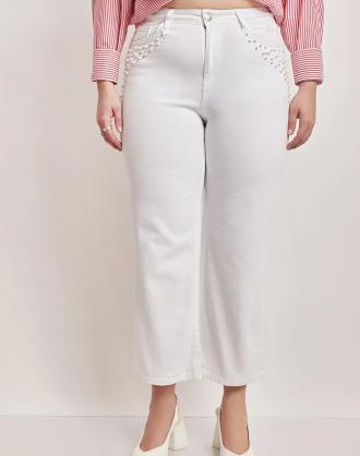 Γυναικείο jean παντελόνι, σε ίσια cropped γραμμή, πεντατσεπο στυλ, με διακοσμητικές πέρλες μπροστά και κλείσιμο με φερμουάρ και κουμπί. (Σύνθεση: 97% Βαμβάκι, 3% Ελαστάνη)