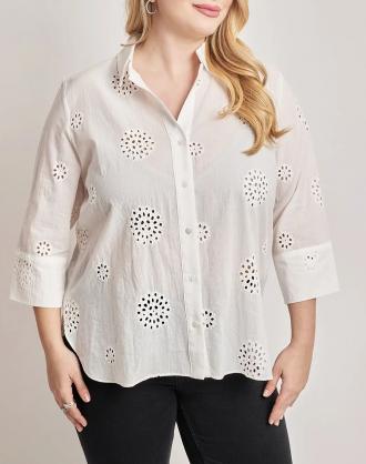 Γυναικείο πουκάμσο, με μανίκια 3/4, γιακάς πουκαμίσου με V, διάτρητο κεντητό σχέδιο και κλείσιμο κουμπιά. (Σύνθεση: 100% Βαμβάκι)