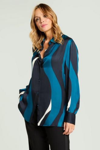 Μεταξένια αίσθηση και δυναμική εμφάνιση σε ένα πουκάμισο που ξεχωρίζει για το μοντέρνο κυματιστό του print. Η απαλότητα της βισκόζης συνδυάζεται με το κομψό φινίρισμα, δημιουργώντας ένα ρούχο που αποπνέει θηλυκότητα και στυλ. Σύνθεση 100% Βισκόζη Λεπτομέρειες Σχεδίασης • Κλασικός γιακάς • Μακριά μανίκια με μανσέτες • Μπροστινό κλείσιμο με κουμπιά • Κυματιστό μοτίβο σε αντίθεση • Ίσιο τελείωμα Ιδανικό για Εντυπωσιακές εμφανίσεις στο γραφείο ή σε βραδινές εξόδους με tailored παντελόνι ή μονόχρωμη φούστα.