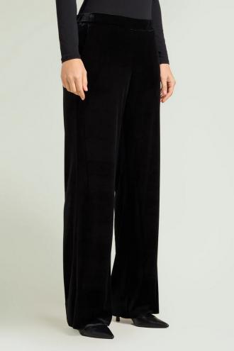 Ένα κομψό παντελόνι από απαλό βελούδο, με φαρδιά γραμμή που χαρίζει άνεση και εκλεπτυσμένη κίνηση. Η απαλή υφή του και η minimal αισθητική το κάνουν ιδανικό για βραδινές εμφανίσεις αλλά και elegant σύνολα μέσα στη μέρα. Σύνθεση: 92% polyester, 8% elastan Λεπτομέρειες Σχεδίασης Βελούδινη υφή με φίνα λάμψη Ελαστική άνετη εφαρμογή Wide leg γραμμή για κομψή, επιμηκυμένη σιλουέτα Ψηλή μέση που κολακεύει Ιδανικό για Σύνολα που χρειάζονται δόση glamour, βραδινές εξόδους και elegant chic styling.