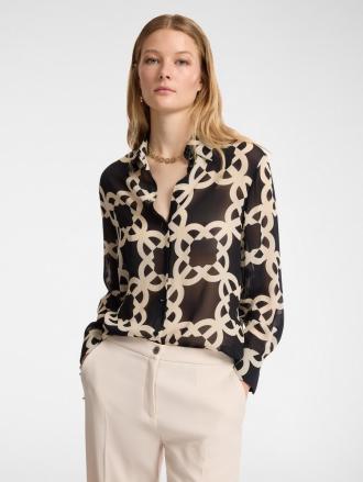 Κομψό και ευκολοφόρετο, το straight fit πουκάμισο της Elena Miro από printed viscose georgette ξεχωρίζει για την ανάλαφρη υφή του και τις διακριτικές αντιθέσεις στις λεπτομέρειες. Οι καλυμμένες κουμπότρυπες και η πλάτη με carre και πιέτα στο κέντρο αναδεικνύουν την επιμέλεια της ραφής, προσφέροντας ένα ρούχο που ταιριάζει σε κάθε περίσταση. Από το γραφείο μέχρι μια βραδινή έξοδο, προσφέρει διακριτική πολυτέλεια και κομψότητα.Straight cut σε printed viscose georgetteΑντιθετικές λεπτομέρειες στο σχέδιοΚαλυμμένα κουμπιά στο μπροστινό κλείσιμοCarre στην πλάτη με κεντρική πιέταΣύνθεση: 100% βισκόζηΠλύσιμο στο πλυντήριο στους 30°C με απαλό πρόγραμμα