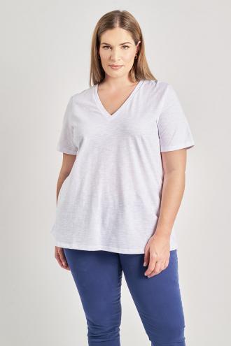 Κοντομάνικη μπλούζα σε βαμβακερή φλάμα. V λαιμόκοψη. Γραμμή-Α με στρογγυλεμένο τελείωμα. Μήκος που καλύπτει τους γοφούς. Συνδυάζεται τέλεια με τζιν και slim παντελόνια για casual chic εμφανίσεις. Ιδανική επιλογή για day-to-night looks οπου μπορεί να φορεθεί μέσα από ψηλόμεσα παντελόνια και να τονιστεί με statement αξεσουάρ. Το μοντέλο έχει ύψος 180 εκ, στήθος 107, μέση 95, περιφέρεια 122 και φοράει το μέγεθος S